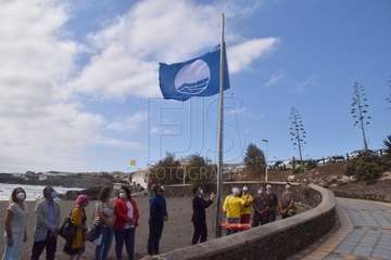 Izado de la bandera azul en Hoya del Pozo (foto TA/Francisco Javier Santana)